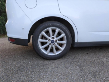 Photo 9 du bon plan FORD Grand C-MAX 1.5 TDCi 120ch Stop&Start Titanium PowerShift occasion à 8990 €