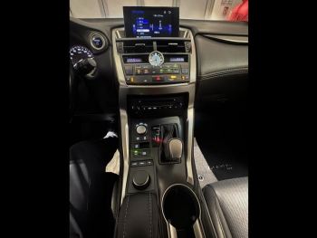 Photo 21 du bon plan LEXUS NX 300h 4WD Luxe occasion à 24500 €
