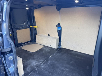 Photo 11 du bon plan FORD Transit Custom Fg VUL 320 L1H1 2.0 EcoBlue 170 S&S Sport BVA6 occasion à 33990 €