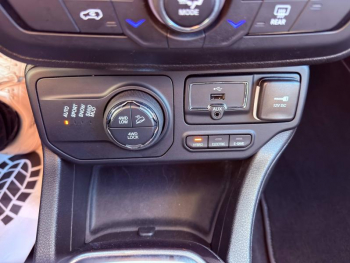 Photo 11 du bon plan JEEP Renegade 1.3 Turbo T4 190ch PHEV 4xe Limited BVA6 eAWD occasion à 21900 €