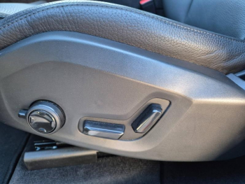 Photo 22 du bon plan VOLVO XC60 T6 Hybride Rechargeable 253 + 145ch Plus Style Dark Geartronic 8 AWD occasion à 52900 €