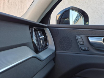 Photo 24 du bon plan VOLVO XC60 T6 Hybride Rechargeable 253 + 145ch Plus Style Dark Geartronic 8 AWD occasion à 52900 €