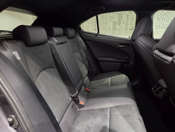 Photo 14 du bon plan LEXUS UX 250h 2WD F SPORT MY22 occasion à 29480 €