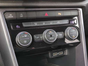 Photo 21 du bon plan VOLKSWAGEN T-Roc 1.5 TSI EVO 150ch R-Line S&S occasion à 18900 €