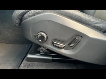 Photo 11 du bon plan VOLVO XC60 T6 Hybride Rechargeable 253 + 145ch Plus Style Dark Geartronic 8 AWD occasion à 51990 €