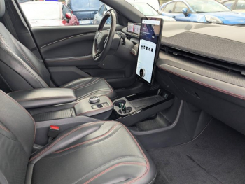 Photo 12 du bon plan FORD Mustang Mach-E 351ch Extended Range 99kWh AWD 9cv occasion à 39900 €