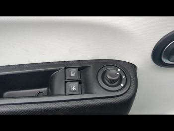 Photo 17 du bon plan RENAULT Twingo 1.0 SCe 70ch Intens Euro6 occasion à 7990 €