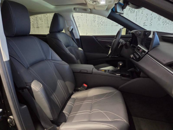 Photo 13 du bon plan LEXUS ES 300h Luxe MY23 occasion à 37990 €