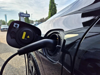 Photo 9 du bon plan VOLVO XC60 T6 Hybride Rechargeable 253 + 145ch Plus Style Dark Geartronic 8 AWD occasion à 53900 €