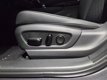 Photo 14 du bon plan LEXUS UX 300h Luxe 2WD occasion à 41600 €