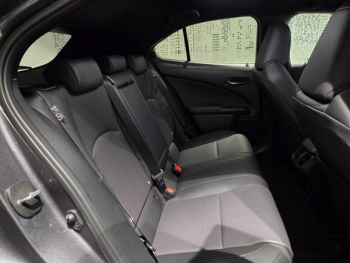 Photo 16 du bon plan LEXUS UX 300h Luxe 2WD occasion à 41600 €