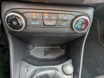 Photo 19 du bon plan FORD Fiesta 1.0 Flexifuel 95ch Cool & Connect 5p occasion à 13450 €