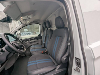 Photo 12 du bon plan FORD Transit Custom Fg VUL 320 L1H1 2.5 Duratec 232ch Hybride rechargeable Sport CVT occasion à 43851 €