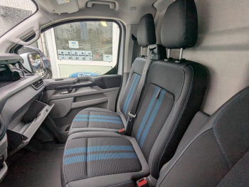 Photo 23 du bon plan FORD Transit Custom Fg VUL 320 L1H1 2.5 Duratec 232ch Hybride rechargeable Sport CVT occasion à 43851 €