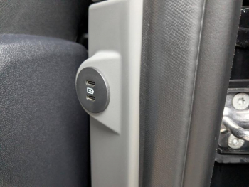 Photo 17 du bon plan FORD Tourneo Custom 340 L1H1 2.5 Duratec 232ch Hybride rechargeable Sport CVT occasion à 65421 €