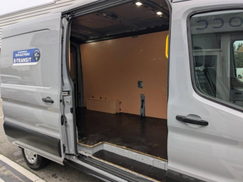 Photo 8 du bon plan FORD Transit 2T Fg VUL PE 350 L3H2 135 kW Batterie 75/68 kWh Trend Business occasion à 37453 €
