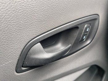 Photo 13 du bon plan FORD Transit 2T Fg VUL PE 350 L3H2 135 kW Batterie 75/68 kWh Trend Business occasion à 37453 €