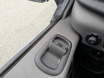 Photo 14 du bon plan FORD Transit 2T Fg VUL PE 350 L3H2 135 kW Batterie 75/68 kWh Trend Business occasion à 37453 €