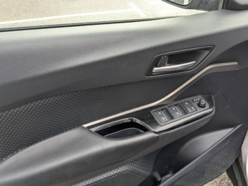 Photo 13 du bon plan TOYOTA C-HR 122h Edition 2WD E-CVT RC18 occasion à 17990 €