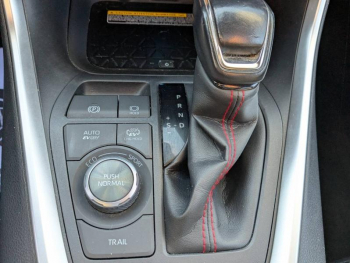 Photo 23 du bon plan TOYOTA RAV4 Hybride Rechargeable 306ch Collection AWD occasion à 34990 €