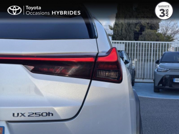 Photo 22 du bon plan LEXUS UX 250h 2WD Luxe Pack Technologie occasion à 21990 €