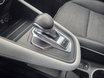 Photo 4 du bon plan RENAULT Captur 1.6 E-Tech hybride rechargeable 160ch Intens -21 occasion à 17990 €