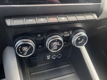 Photo 25 du bon plan RENAULT Captur 1.6 E-Tech hybride rechargeable 160ch Intens -21 occasion à 17990 €