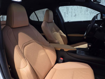 Photo 14 du bon plan LEXUS UX 250h Luxe 2WD occasion à 28990 €