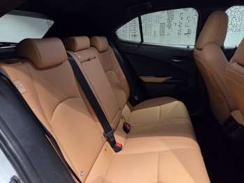 Photo 15 du bon plan LEXUS UX 250h Luxe 2WD occasion à 28990 €