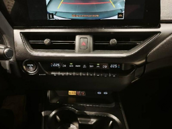 Photo 16 du bon plan LEXUS UX 250h Luxe 2WD Pack Technologie occasion à 32990 €