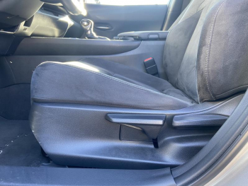 Photo 12 du bon plan LEXUS UX 250h 2WD Premium Edition MY21 occasion à 25590 €