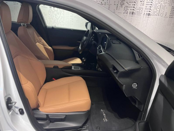 Photo 10 du bon plan LEXUS UX 250h F SPORT Design 2WD occasion à 30480 €