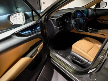 Photo 10 du bon plan LEXUS NX 450h+ Luxe 4WD Pack Design occasion à 49990 €