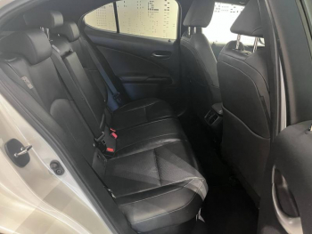 Photo 12 du bon plan LEXUS UX 250h 2WD Luxe Plus MY21 occasion à 24990 €