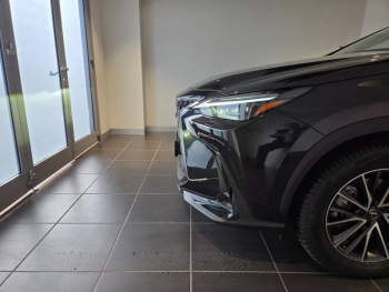 Photo 22 du bon plan LEXUS NX 450h+ Luxe 4WD occasion à 48990 €