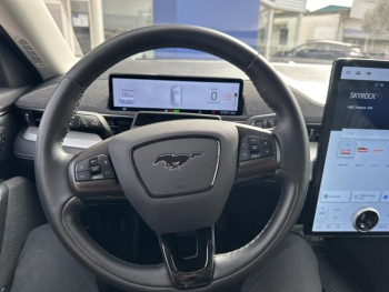 Photo 16 du bon plan FORD Mustang Mach-E 269ch Standard Range 72,6kWh Mach-E Propulsion occasion à 43990 €