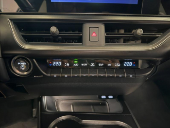 Photo 15 du bon plan LEXUS UX 250h F SPORT Design 2WD occasion à 29990 €