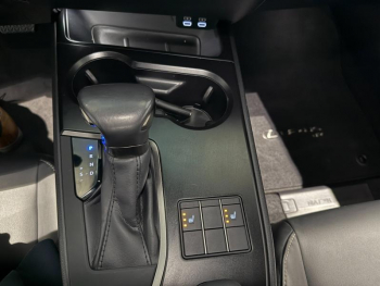 Photo 17 du bon plan LEXUS UX 250h F SPORT Design 2WD occasion à 29990 €