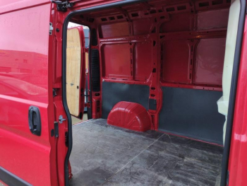 Photo 8 du bon plan PEUGEOT Boxer Fg VUL 330 L1H2 2.2 BlueHDi S&S 120ch Asphalt occasion à 14990 €