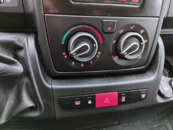 Photo 12 du bon plan PEUGEOT Boxer Fg VUL 330 L1H2 2.2 BlueHDi S&S 120ch Asphalt occasion à 14990 €