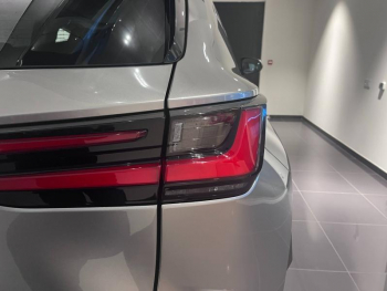 Photo 15 du bon plan LEXUS NX 350h Luxe 4WD Pack Design occasion à 39990 €