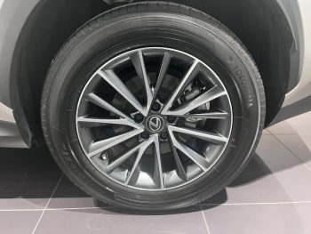 Photo 20 du bon plan LEXUS NX 350h Luxe 4WD Pack Design occasion à 39990 €