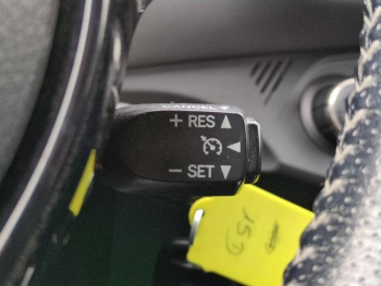 Photo 26 du bon plan TOYOTA Yaris 90 D-4D Design 5p style occasion à 8990 €