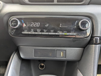 Photo 17 du bon plan TOYOTA Yaris 116h Design 5p MC24 occasion à 21490 €