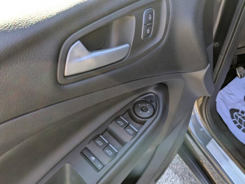 Photo 8 du bon plan FORD Kuga 2.0 TDCi 150ch Stop&Start ST-Line 4x2 occasion à 14900 €