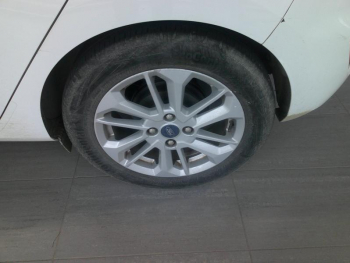 Photo 18 du bon plan FORD Fiesta 1.0 Flexifuel 95ch Titanium Business 5p occasion à 16900 €