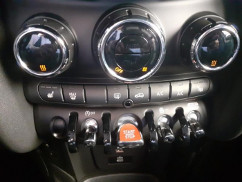 Photo 16 du bon plan MINI Mini 5 Portes Cooper 136ch  Essential BVA7 occasion à 24480 €