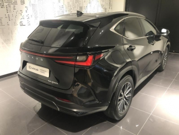 Photo 2 du bon plan LEXUS NX 450h+ Luxe 4WD Pack Design occasion à 48980 €