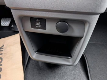 Photo 26 du bon plan FORD Tourneo Custom 340 L1H1 2.5 Duratec 232ch Hybride rechargeable Sport CVT occasion à 65421 €