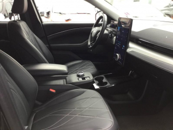 Photo 11 du bon plan FORD Mustang Mach-E Extended Range 99kWh 294ch 7cv occasion à 31990 €